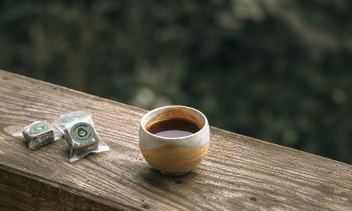 從颱風落果到一杯暖意：無添加香精的柚皮黑糖磚，苦甜交織的台灣味