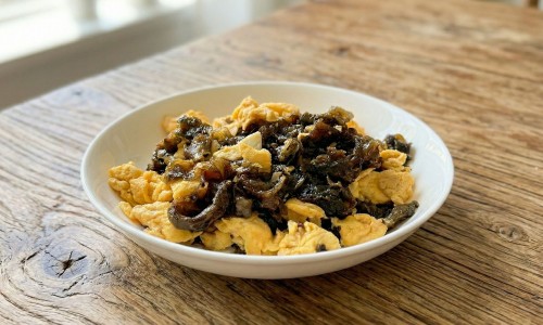 【創意料理】雨來菇炒蛋，清爽酸V涼拌感家常菜