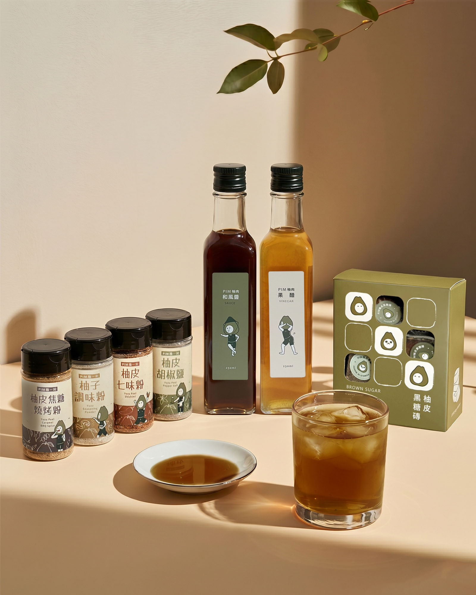 把每一顆柚子的價值發揮到 100%。你買下的每一瓶醬、每一塊黑糖，都是在支持「全物利用」不浪費的理念，讓原本會被丟棄的資源，變成你餐桌上的美學。  對土地好，對農友更好，這就是柚一村想帶給你的「全柚生活」